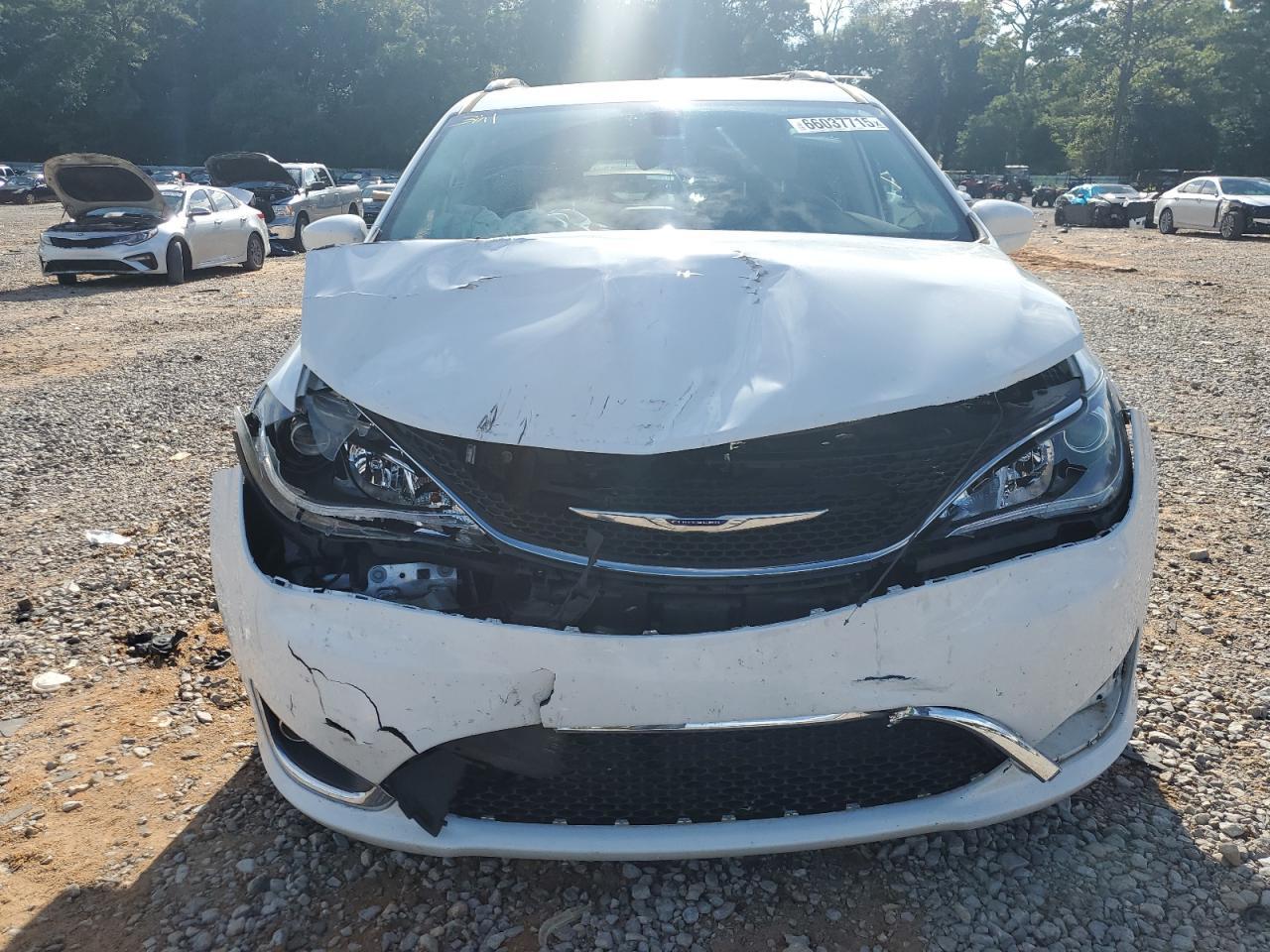 2018 Chrysler Pacifica Touring L - Image 5