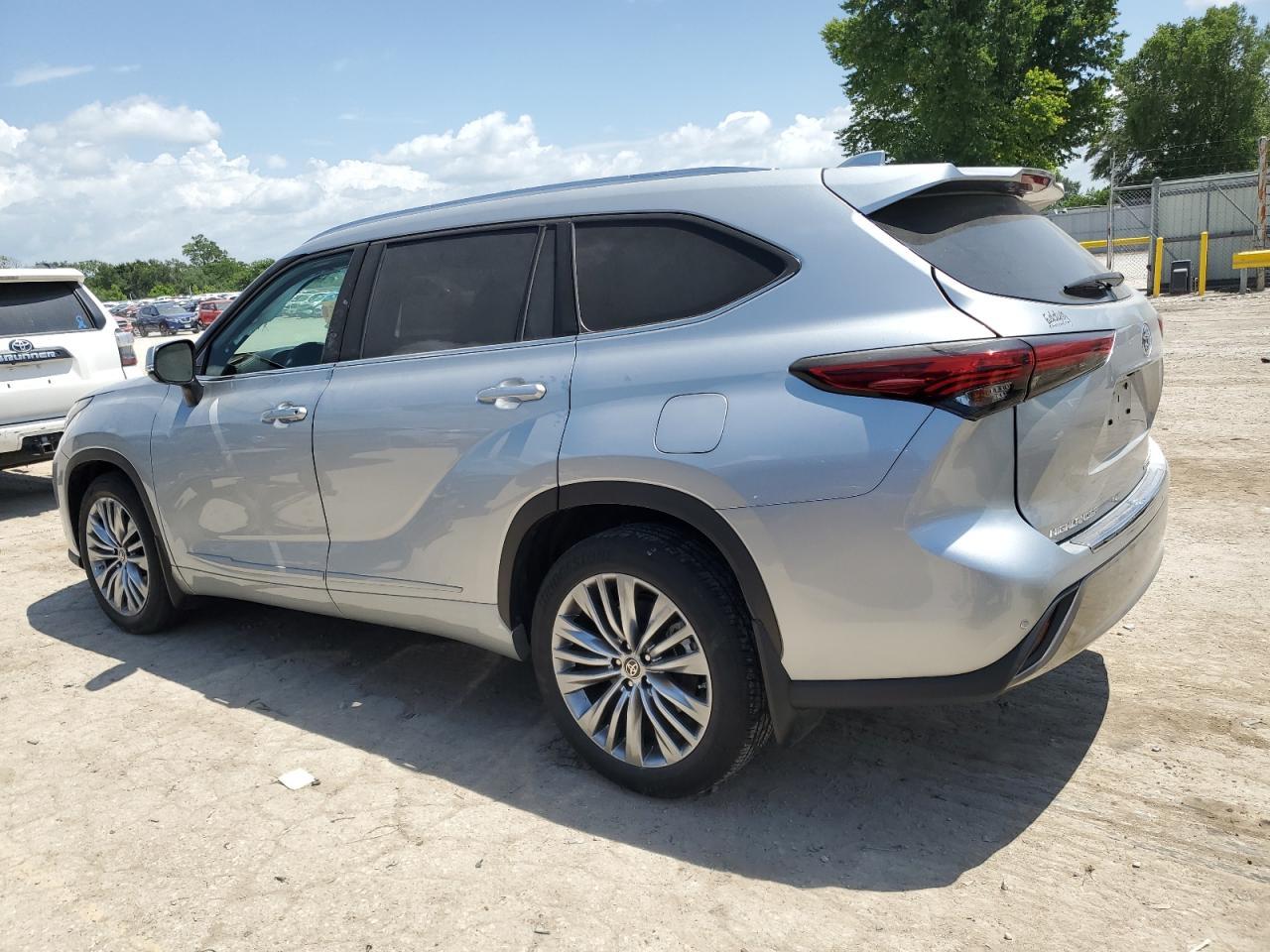 2022 Toyota Highlander Platinum - Фото 2