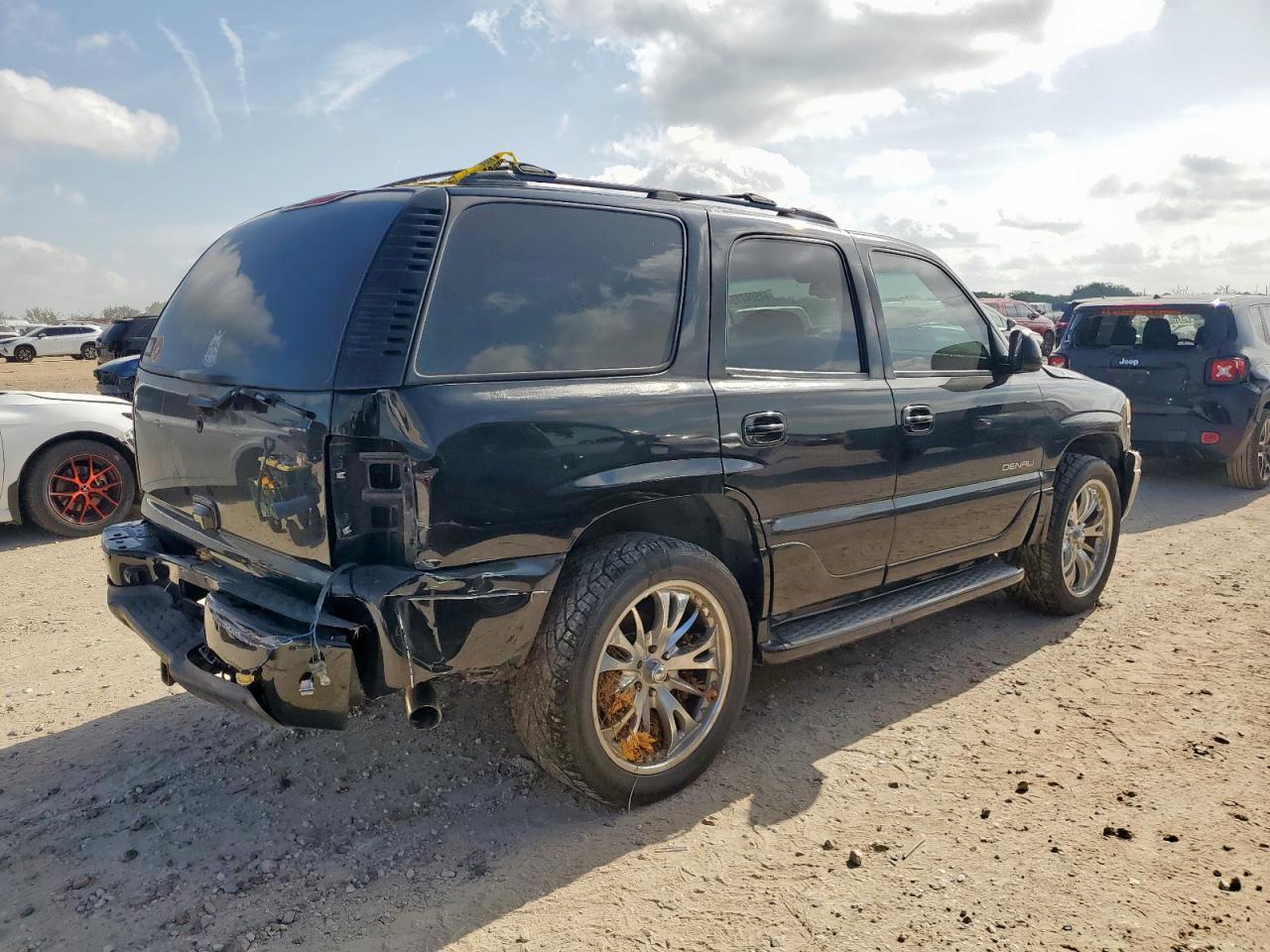 2005 GMC Yukon Denali - Image 3