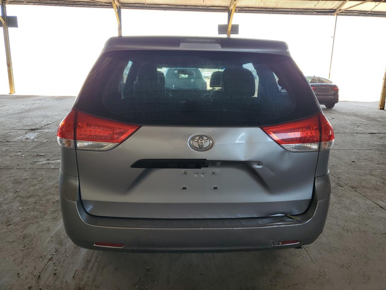 2011 Toyota Sienna - Image 6