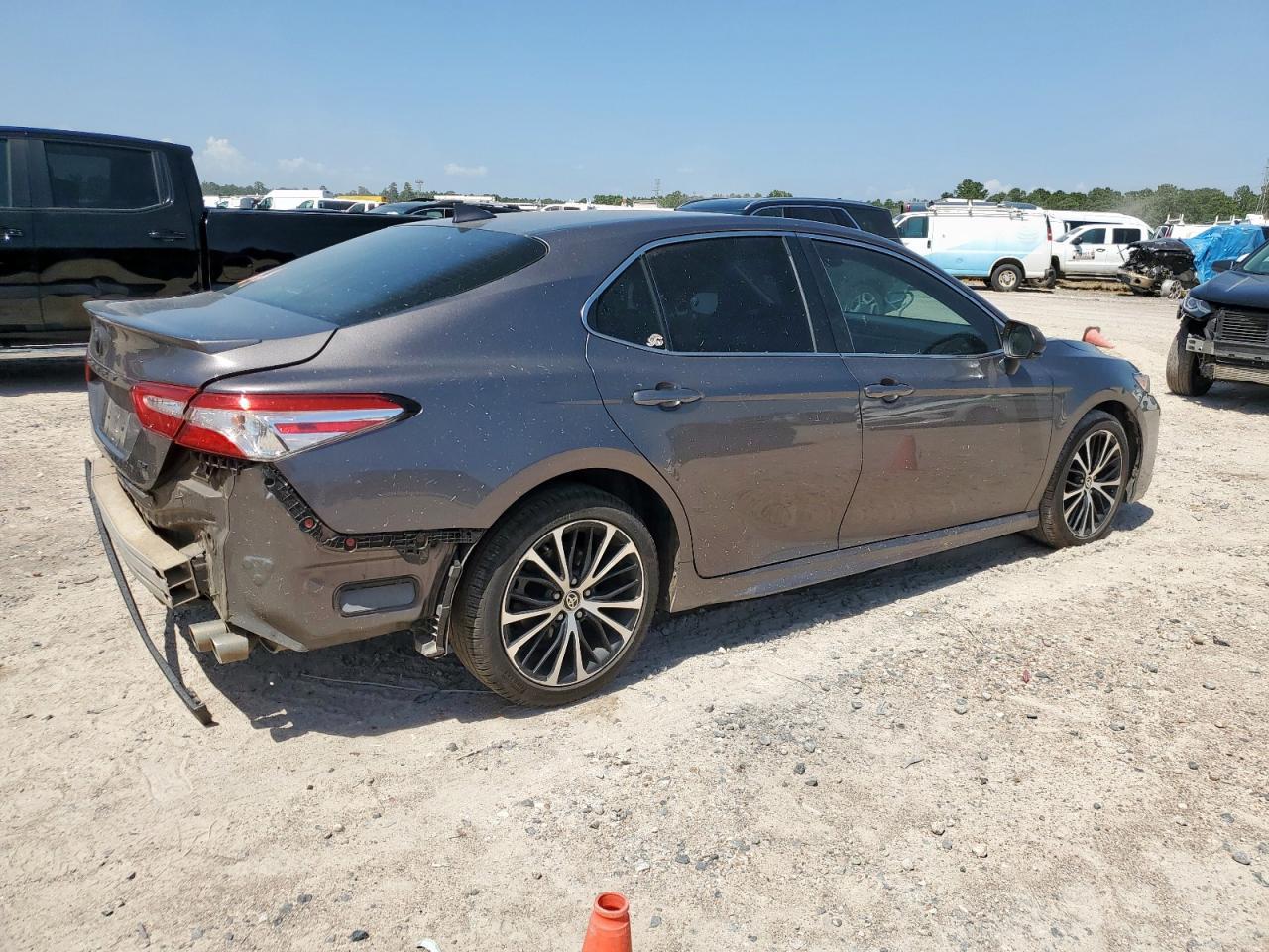 2020 Toyota Camry Se - Image 3