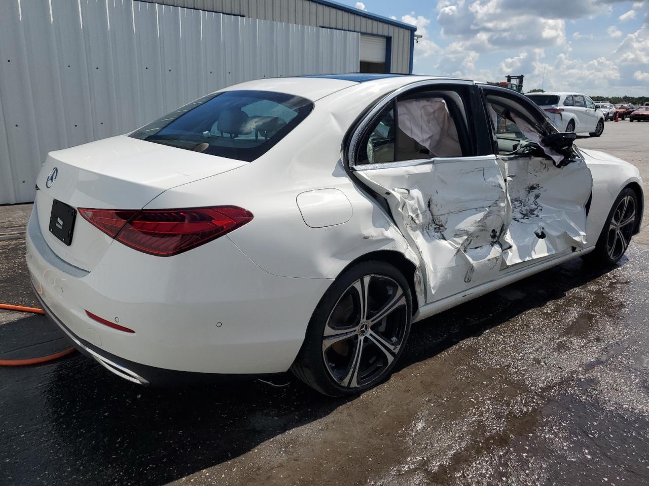 2025 Mercedes-Benz C 300 - Фото 3