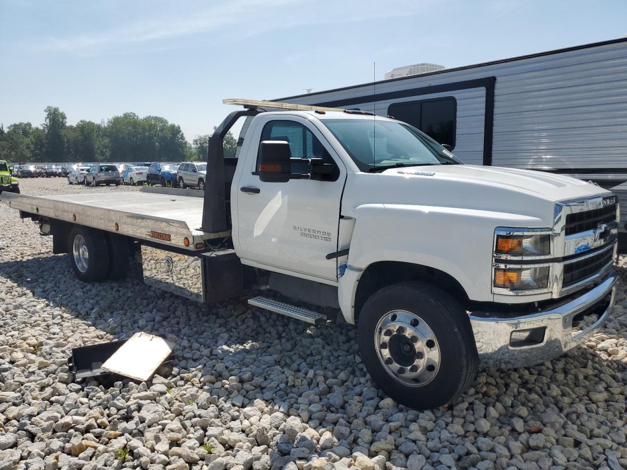 2019 Chevrolet Silverado Medium Duty - Image 4