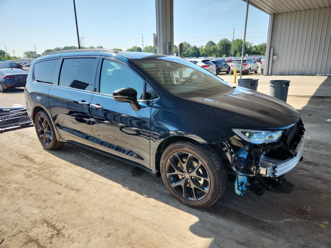 2025 Chrysler Pacifica Limited - Image 4