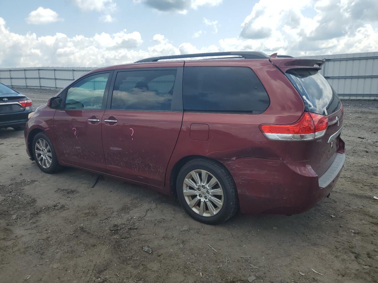 2011 Toyota Sienna Xle - Фото 2