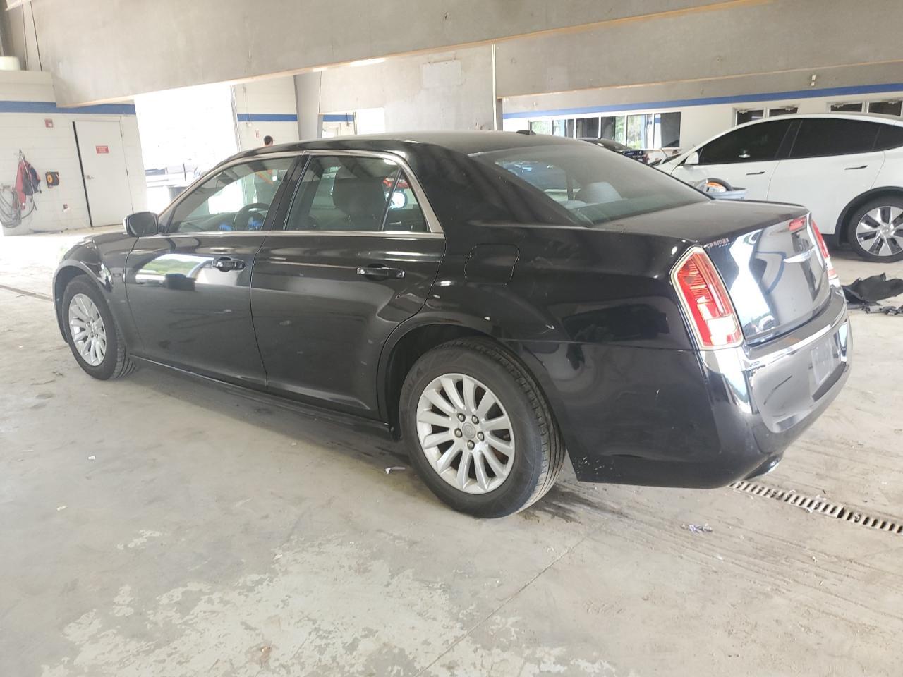 2012 Chrysler 300 - Фото 2