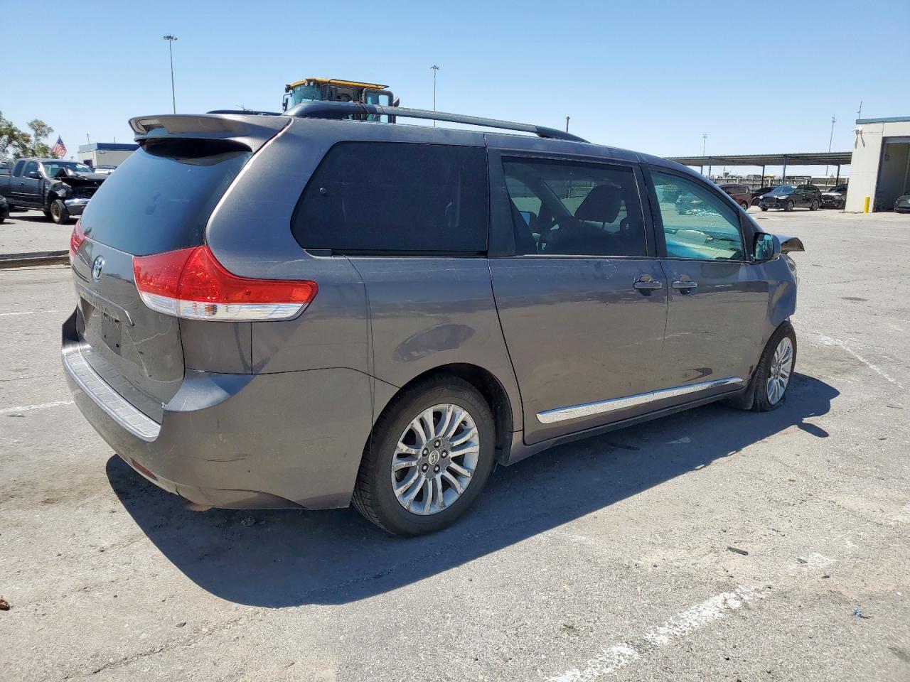 2011 Toyota Sienna Xle - Фото 3