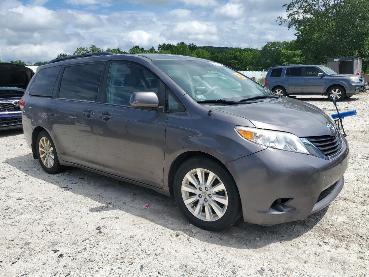 2013 Toyota Sienna Le - Фото 4