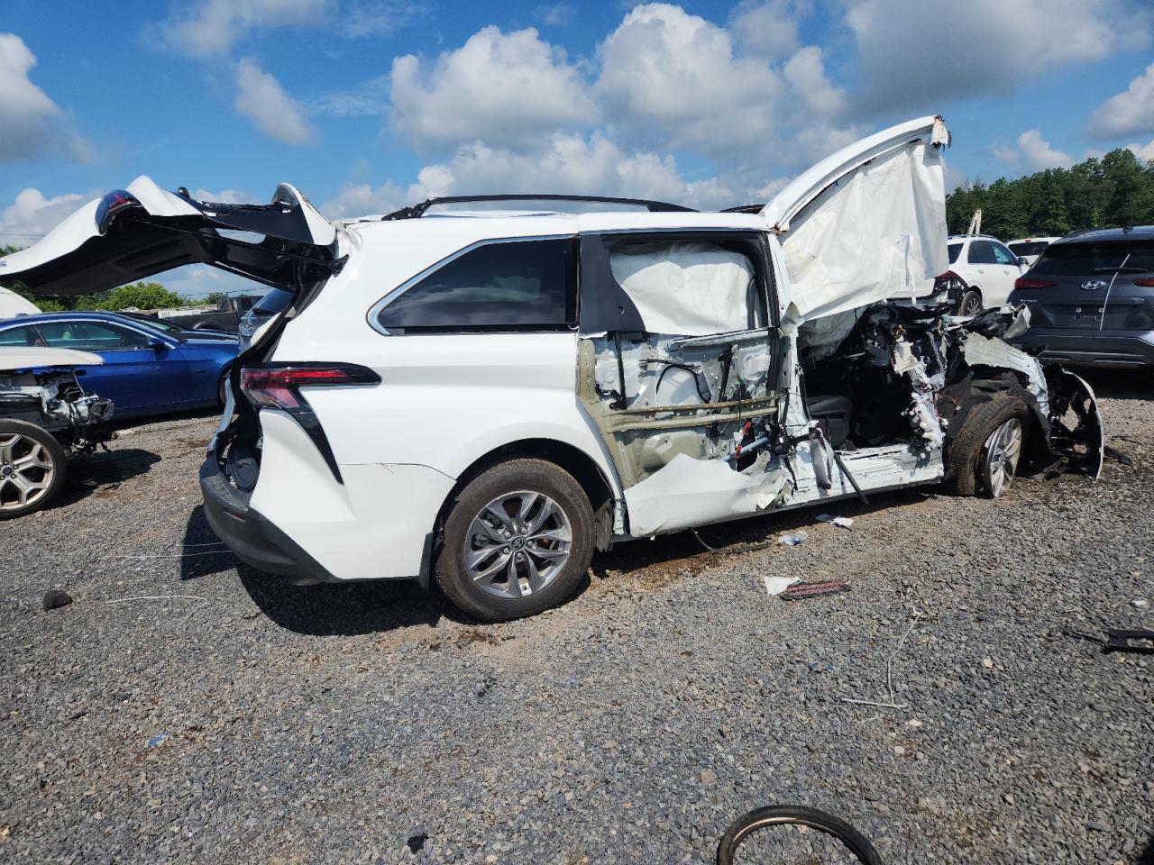 2025 Toyota Sienna Le - Фото 3