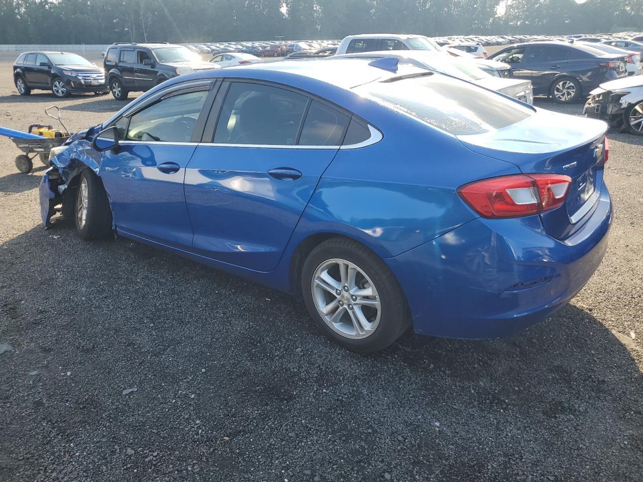 2018 Chevrolet Cruze Lt - Image 2