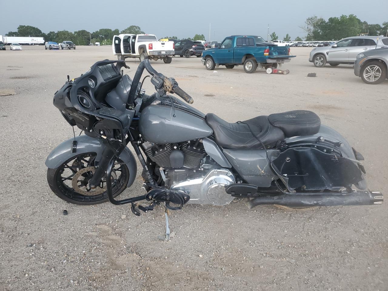 2015 Harley-Davidson Fltrxs Road Glide Special - Image 3