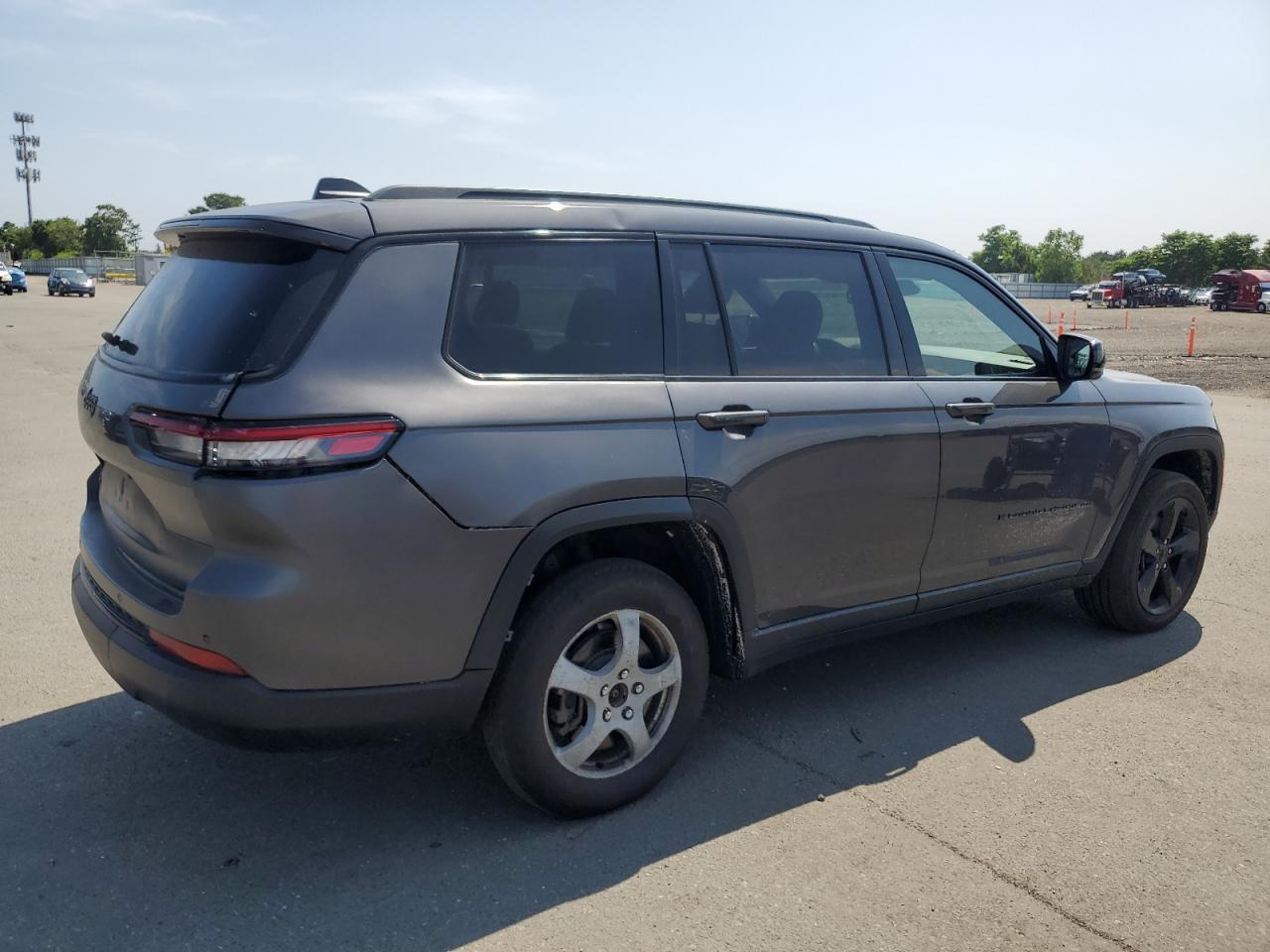 2022 Jeep Grand Cherokee L Laredo - Image 3