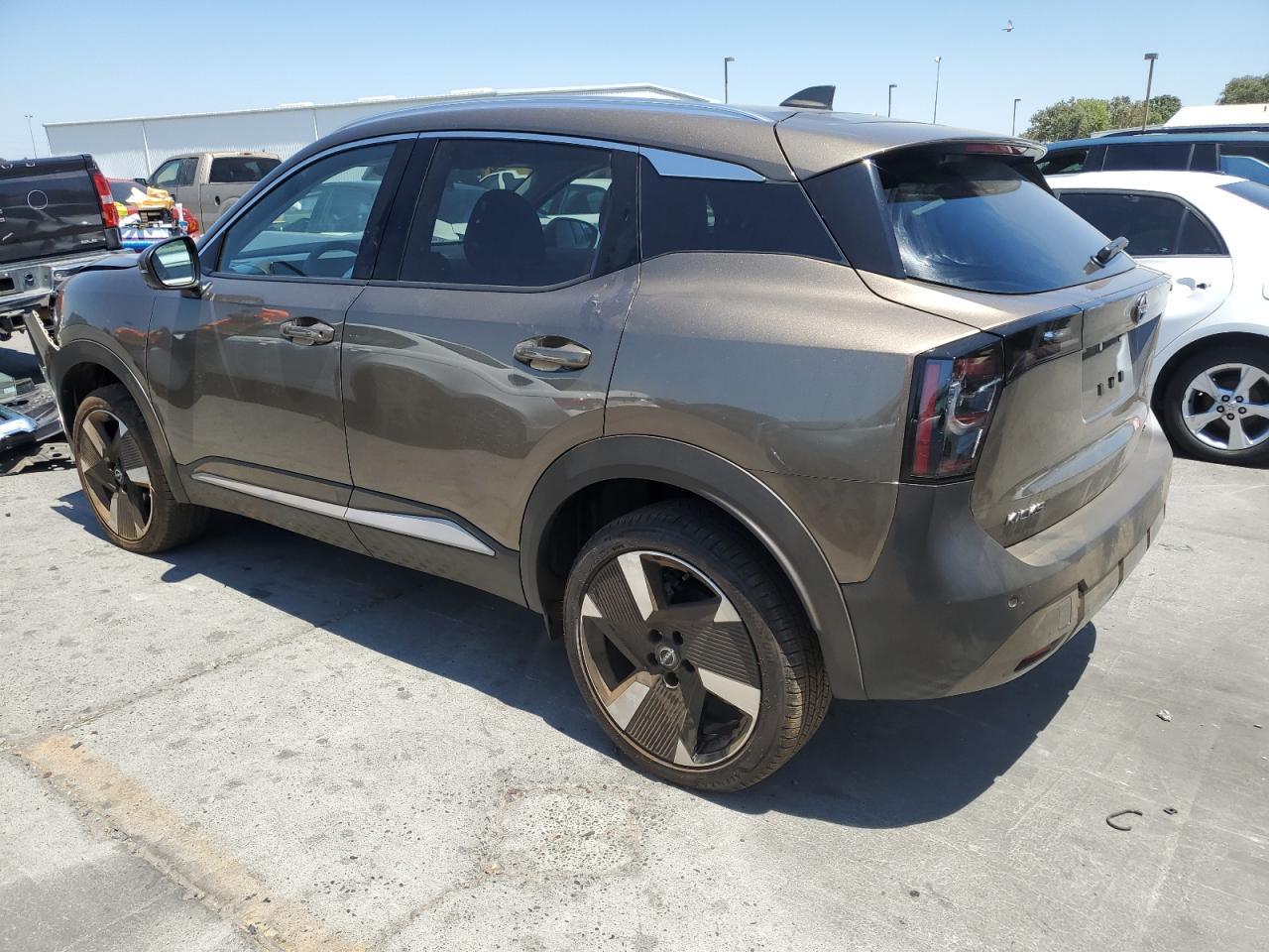 2025 Nissan Kicks Sr - Image 2