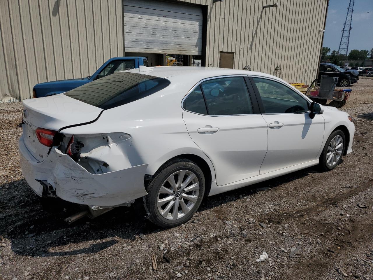 2020 Toyota Camry Le - Фото 3