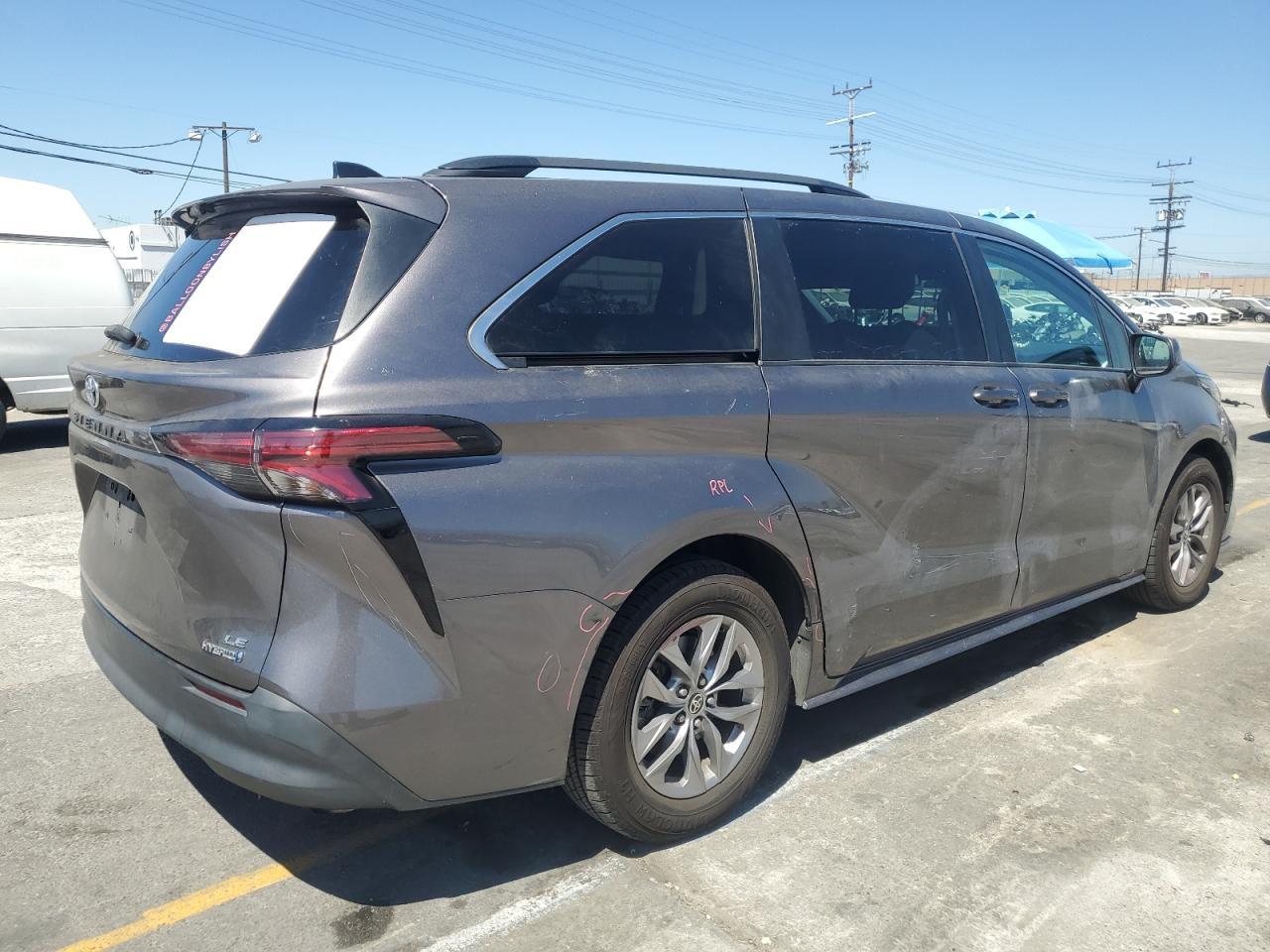 2021 Toyota Sienna Le - Image 3