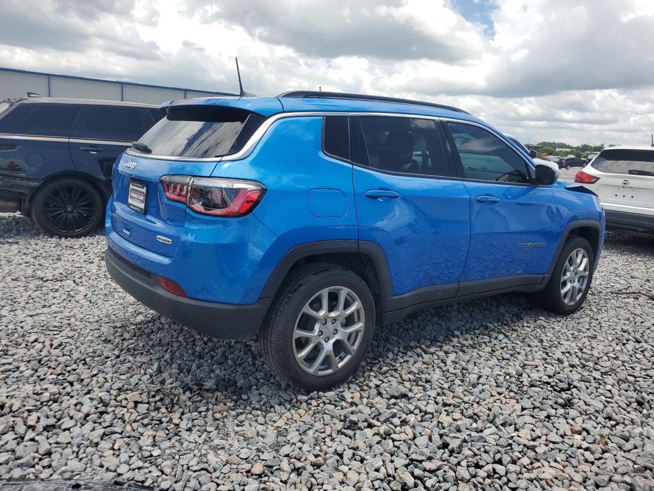 2022 Jeep Compass Latitude Lux - Image 3