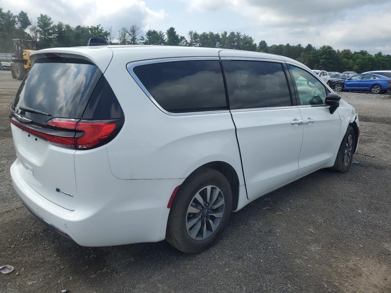2024 Chrysler Pacifica Hybrid Select - Image 3