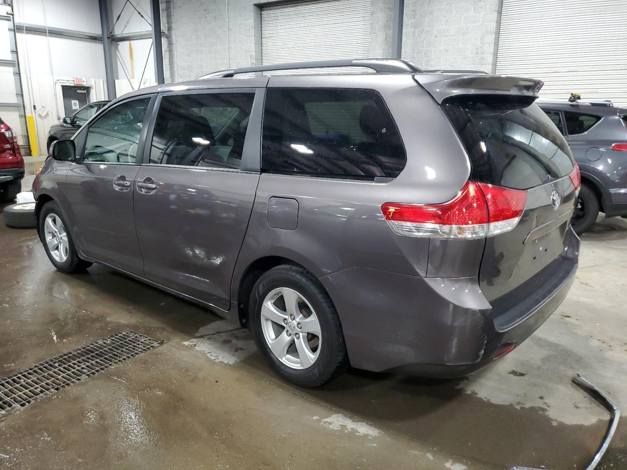 2014 Toyota Sienna Le - Image 2