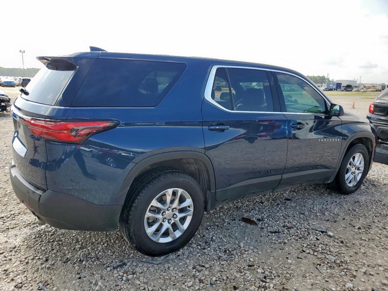 2023 Chevrolet Traverse Ls - Фото 3