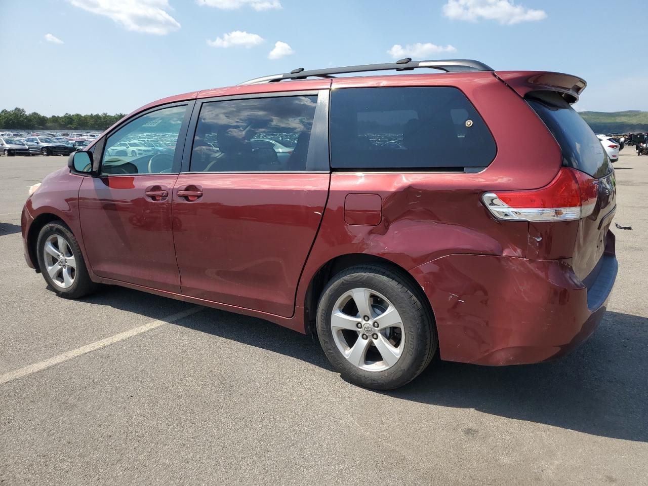 2011 Toyota Sienna Le - Image 2