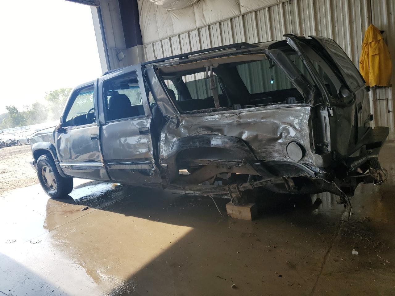 1999 Chevrolet Suburban K1500 - Image 2