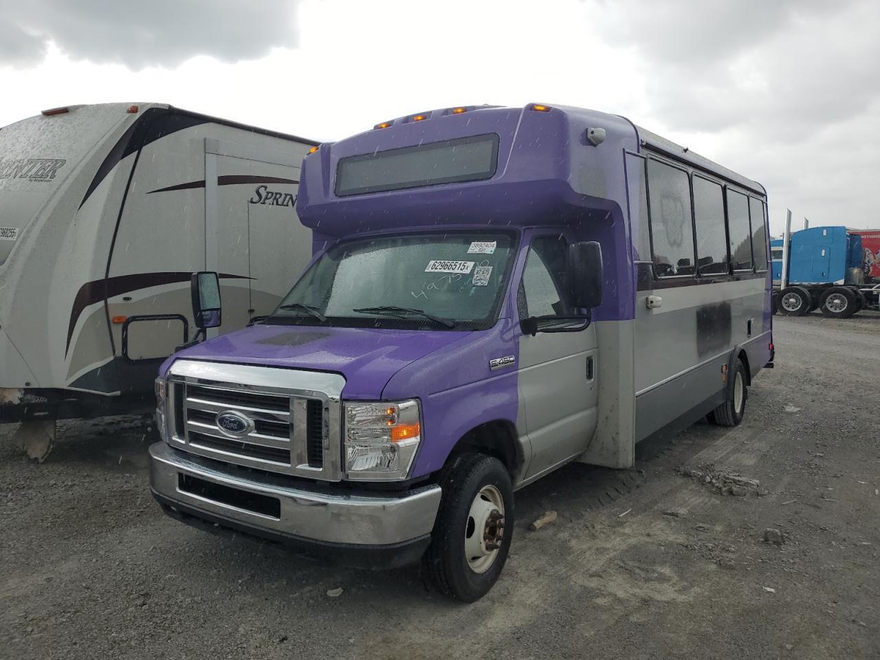 2018 Ford Econoline E450 Super Duty Cutaway Van - Фото 2