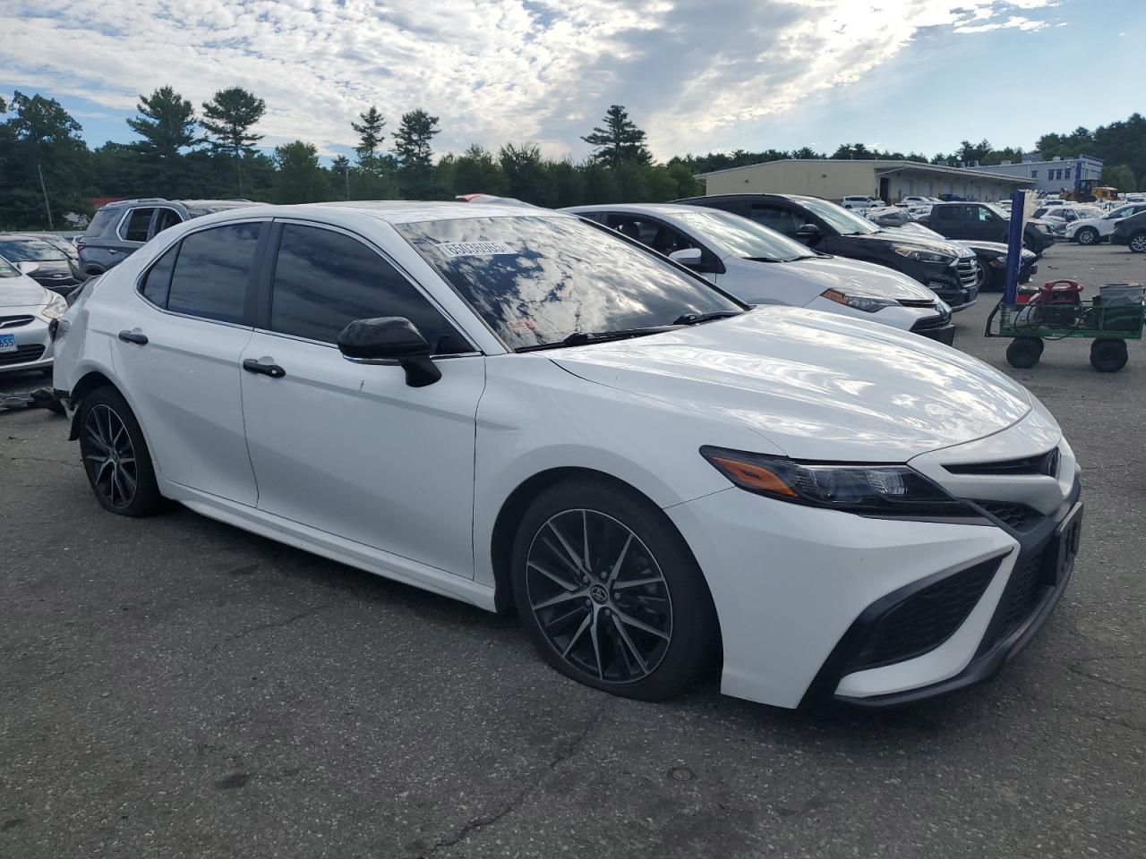 2022 Toyota Camry Se - Image 4