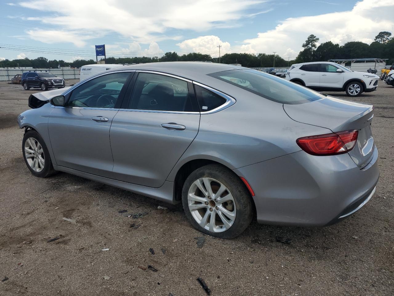2015 Chrysler 200 Limited - Фото 2