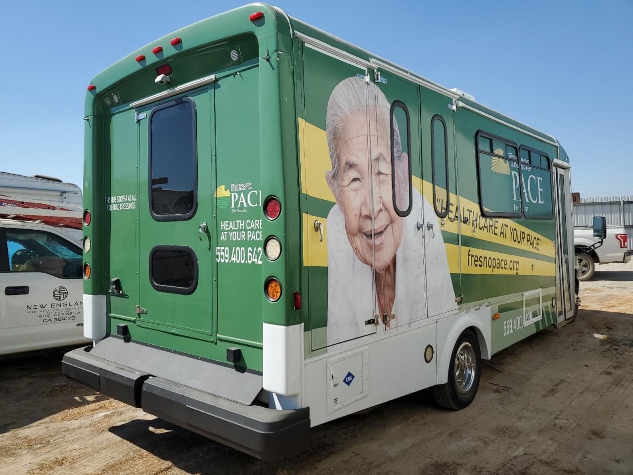 2015 Ford Econoline E450 Super Duty Cutaway Van - Image 3