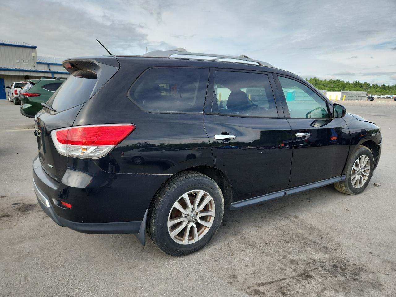 2015 Nissan Pathfinder S - Image 3