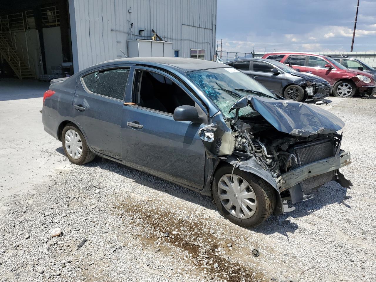 2015 Nissan Versa S - Фото 4