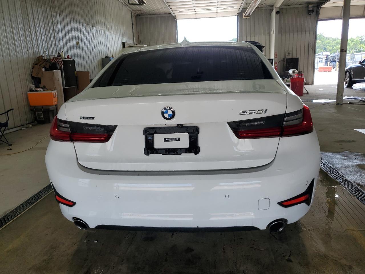 2021 BMW 330Xi - Фото 6