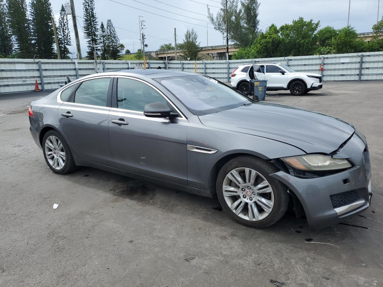 2016 Jaguar Xf Premium - Image 4