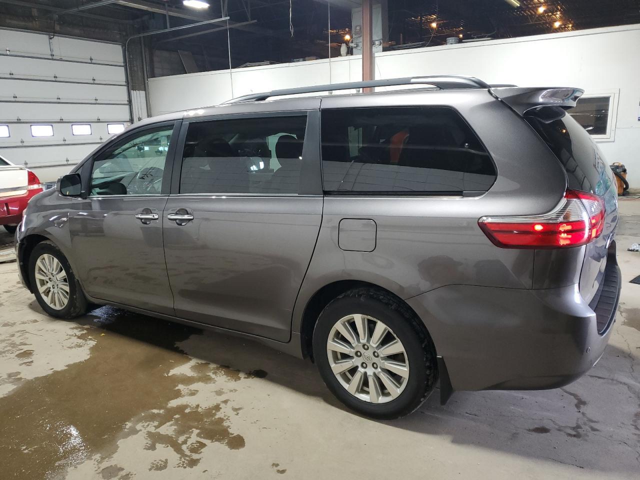 2017 Toyota Sienna Xle - Фото 2