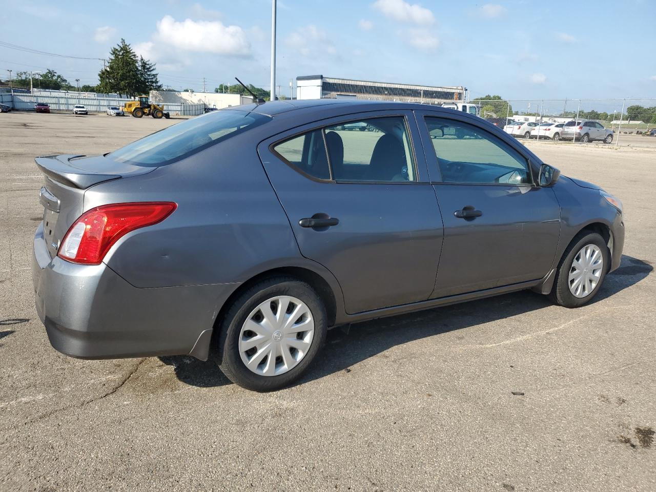 2016 Nissan Versa S - Фото 3