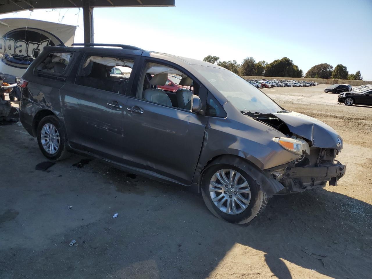 2016 Toyota Sienna Xle - Image 4