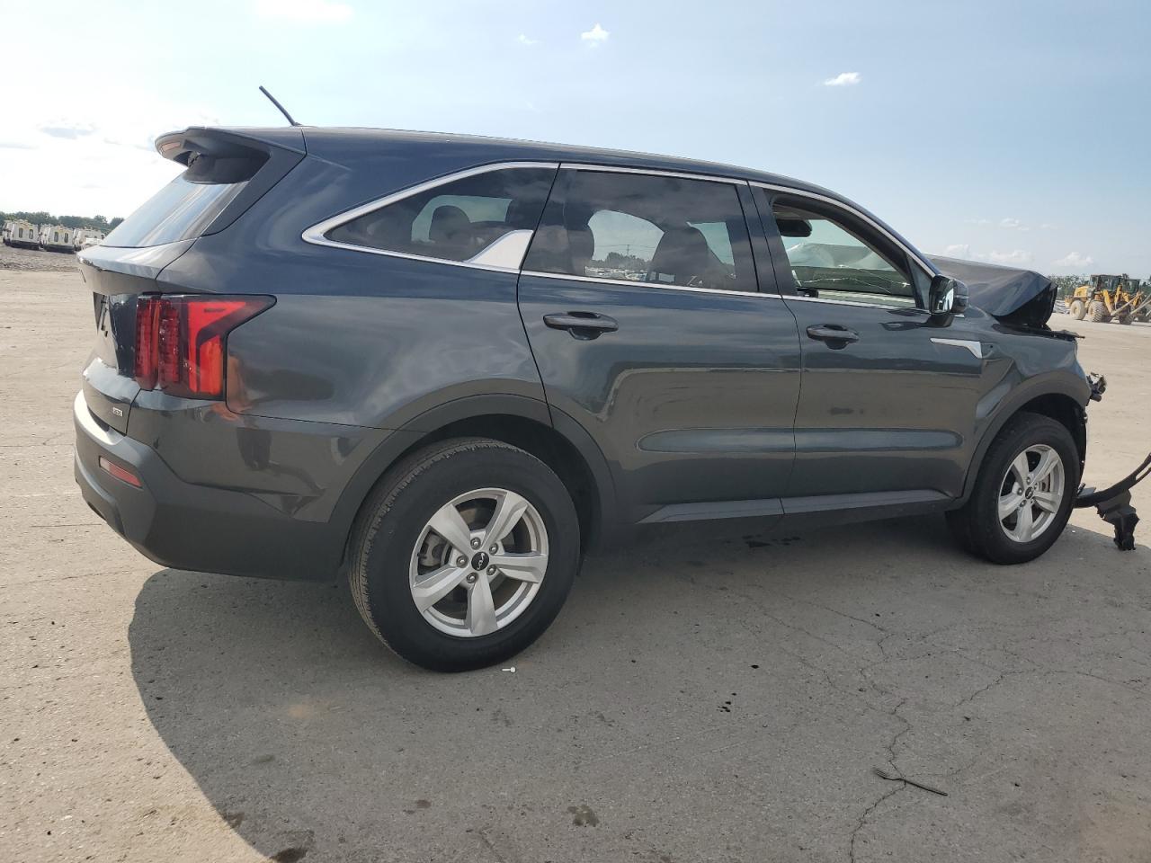 2023 Kia Sorento Lx - Image 3