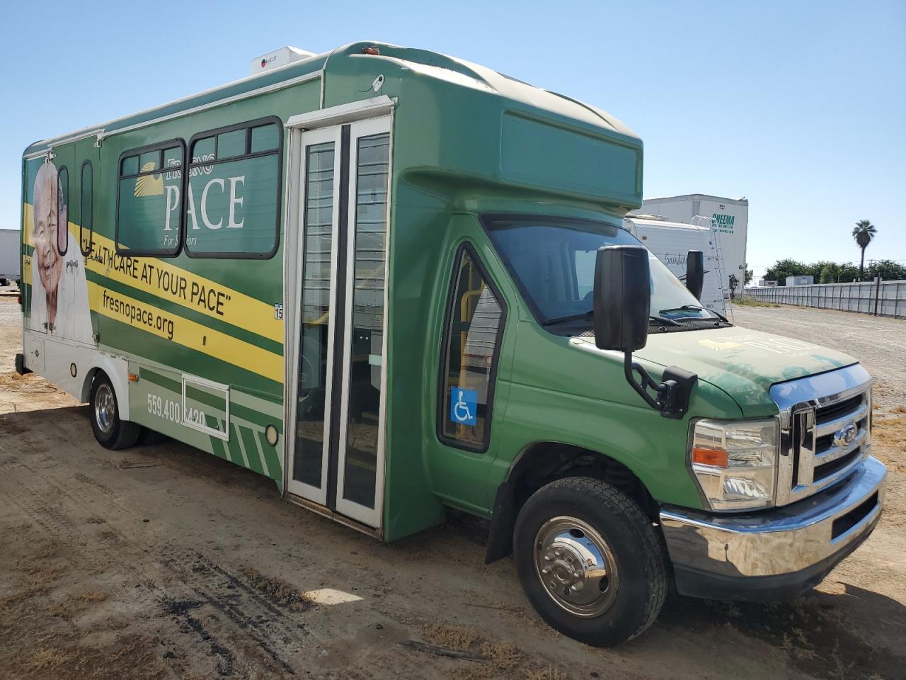 2015 Ford Econoline E450 Super Duty Cutaway Van - Image 4