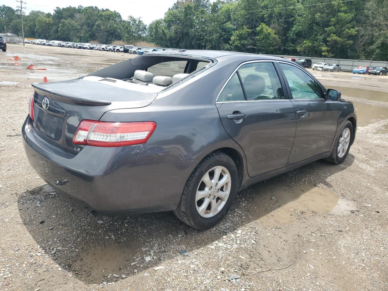 2011 Toyota Camry Base - Фото 3