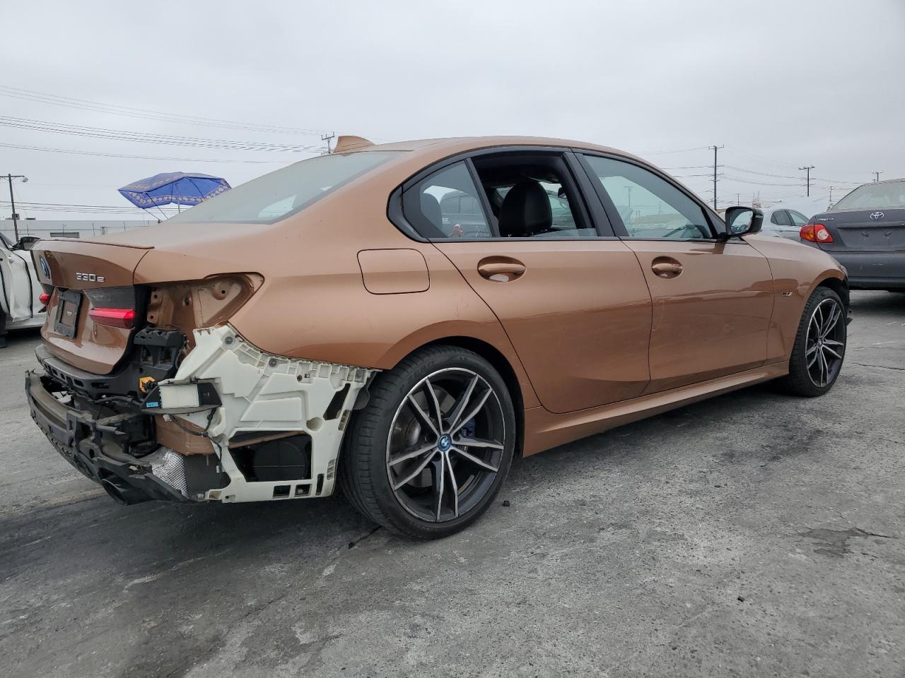 2022 BMW 330Xe - Фото 3