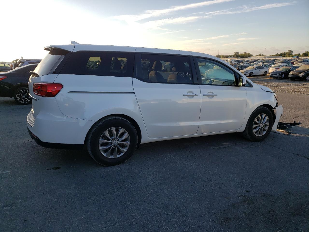 2020 Kia Sedona Lx - Фото 3