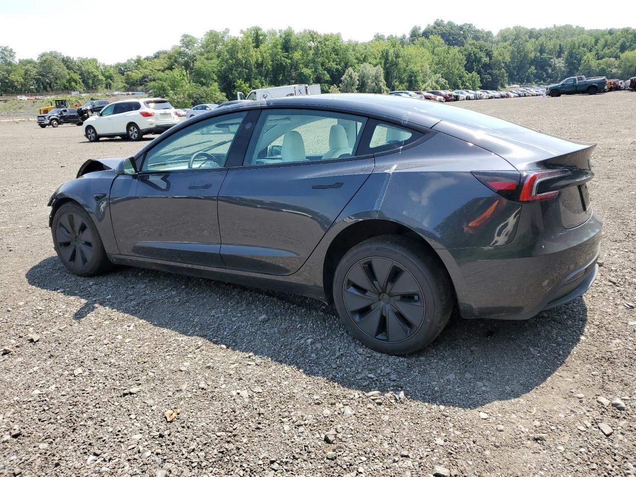 2025 Tesla Model 3 - Фото 2
