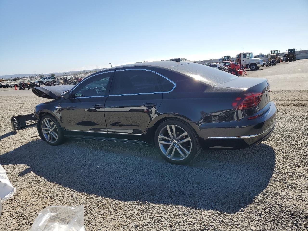 2017 Volkswagen Passat R-Line - Фото 2