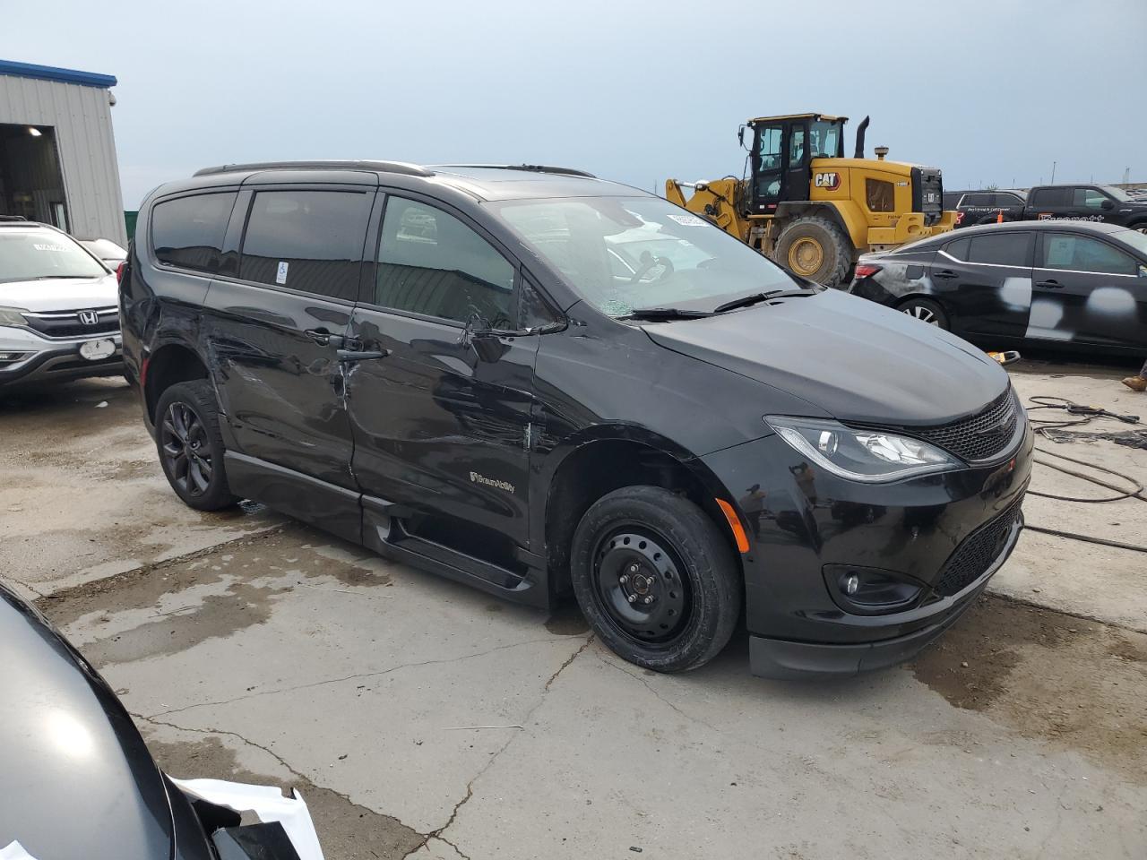 2020 Chrysler Pacifica Touring L Plus - Фото 4