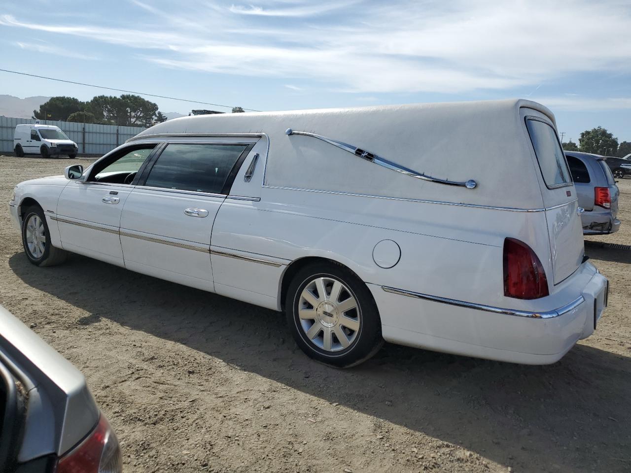 2005 Lincoln Town Car Executive - Фото 2