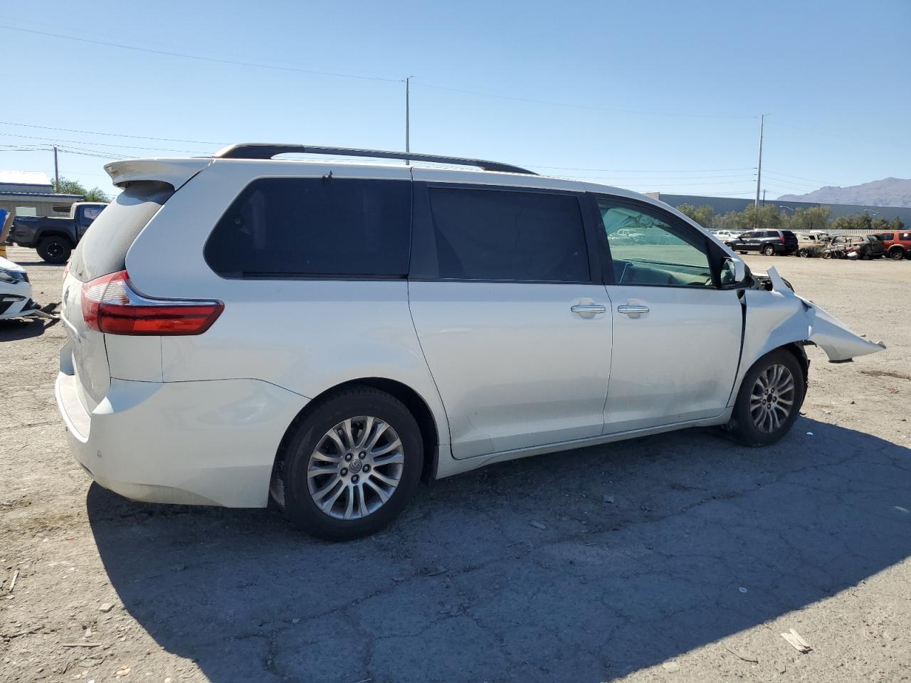 2015 Toyota Sienna Xle - Фото 3