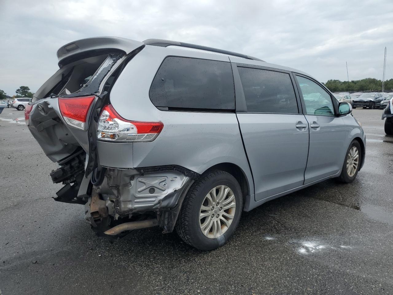 2013 Toyota Sienna Xle - Фото 3