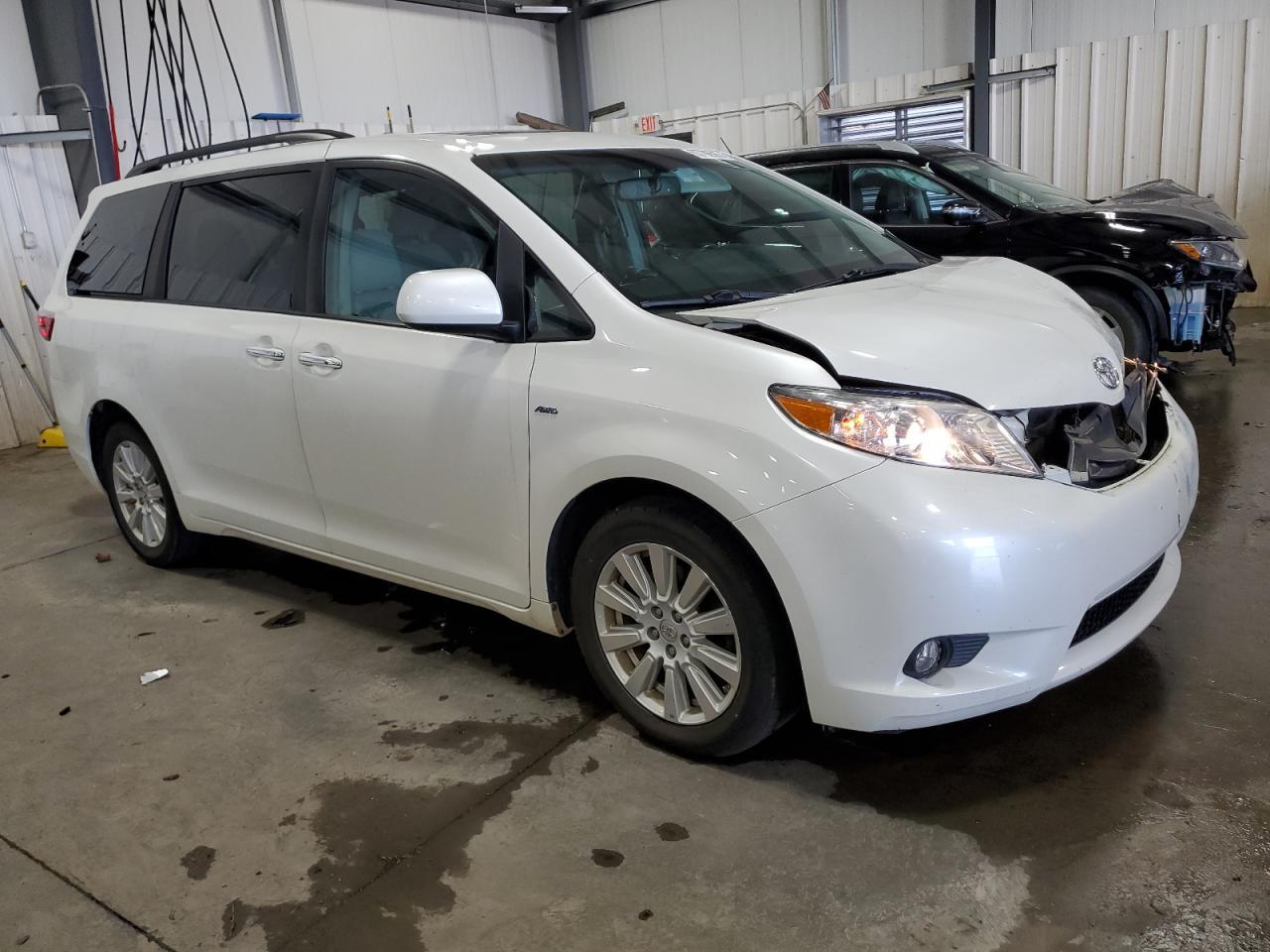 2017 Toyota Sienna Xle - Image 4