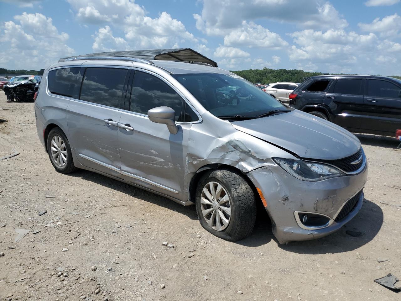 2018 Chrysler Pacifica Touring L - Image 4