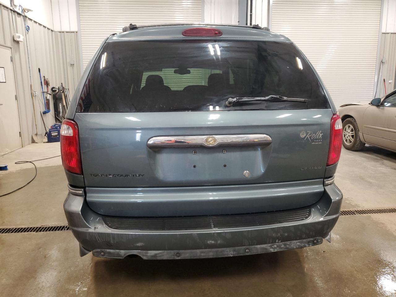 2005 Chrysler Town & Country Limited - Image 6